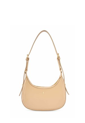 Beżowa skórzana torebka na ramię o zaokrąglonym kształcie, z regulowanym paskiem, złotym zamkiem błyskawicznym i małym złotym emblematem na przednim środku.