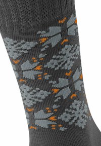 Graue Socke mit strukturiertem Strick, dekoriert mit grauen und orangenen Mustern, die abstrakten Schneeflocken ähneln.