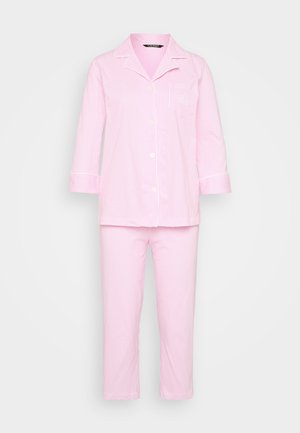 Conjunto de pijama com riscas rosas, featuring uma camisa com botões, colarinho e mangas ¾, combinado com calças a condizer. Tecido suave.