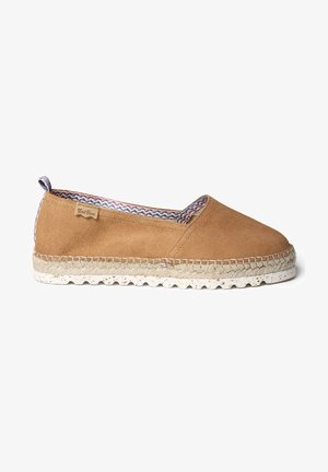 Espadrille marron en daim à enfiler avec semelle intercalaire en jute tissée, semelle extérieure en caoutchouc blanc moucheté et doublure en tissu à motifs.
