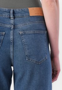 Noisy May NMDAHLIA WIDE LEG - Laisvo kirpimo džinsai - medium blue denim