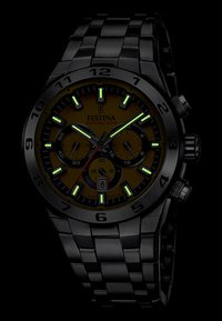 Orologio in acciaio inossidabile nero con quadrante giallo, caratteristiche cronografiche, lancette luminose e cinturino testurizzato. Finestra della data alle 6.