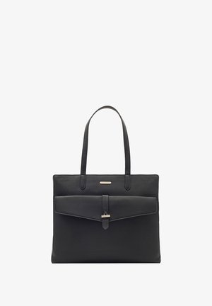 Zwarte leren totebag met twee handvatten, voorzien van een voorflap die is beveiligd met een metalen klep en een subtiele merkplaat aan de bovenkant.