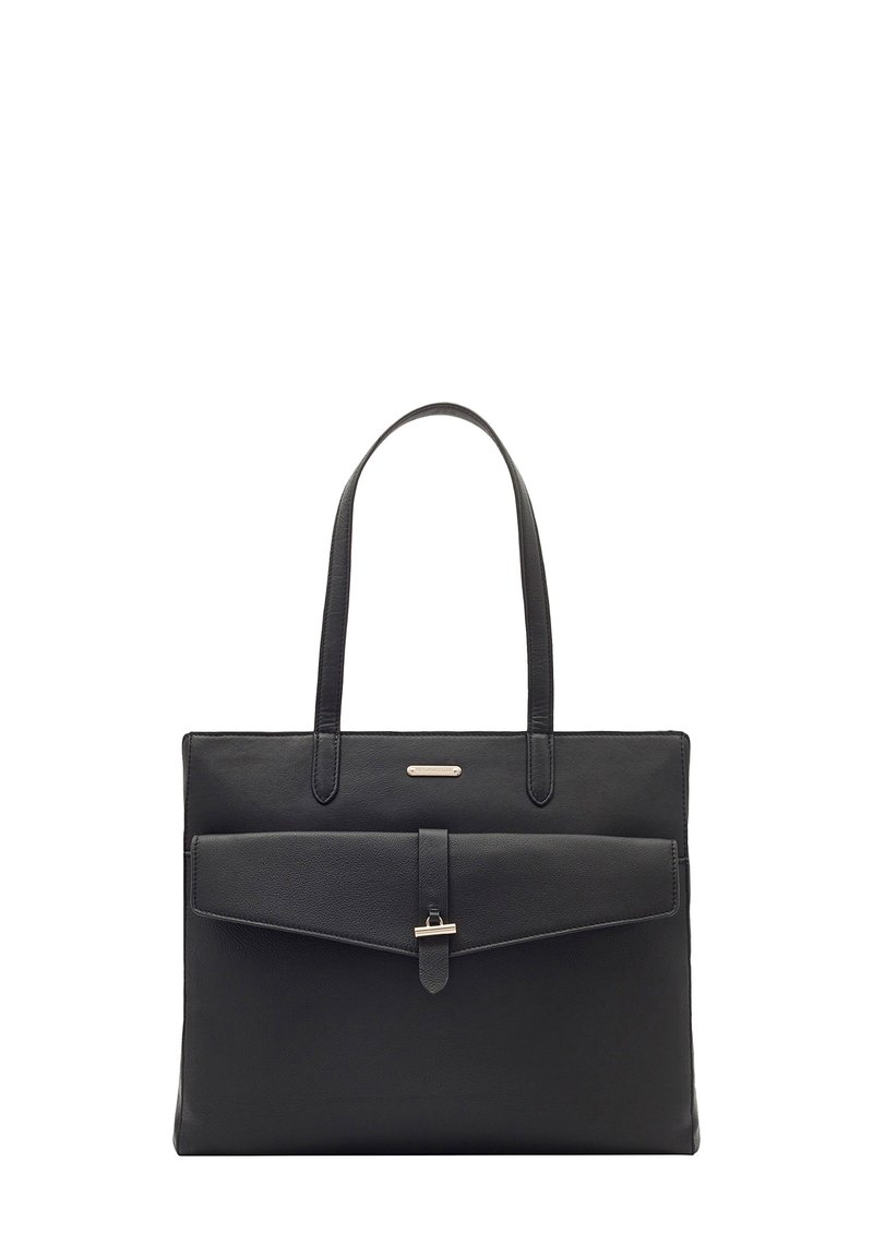 Sac fourre-tout en cuir noir avec deux poignées, doté d'un rabat avant maintenu par un fermoir en métal et d'une plaque de marque subtile en haut.