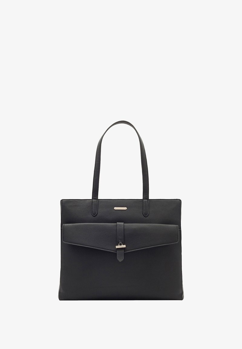 Zwarte leren totebag met twee handvatten, voorzien van een voorflap die is beveiligd met een metalen klep en een subtiele merkplaat aan de bovenkant.