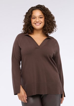Pullover en laine marron avec un col en V. Présente des manches longues, des fentes sur les côtés et des accents texturés sur le col.