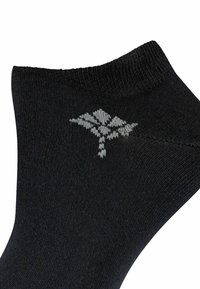 Schwarze Knöchelsocke mit einem grauen Blättermuster nahe dem Bund, gefertigt aus einem glatten, dehnbarem Material mit einem nahtlosen Zehenbereich.