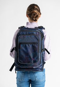 Zaino a motivo blu e nero con più scomparti, spallacci regolabili e finitura testurizzata. Presenta una tasca frontale con zip.