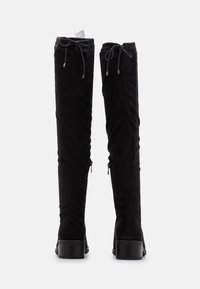 Schwarze kniehohe Stiefel aus Wildleder, mit runder Zehenpartie, Schnürverschluss oben und seitlichen Reißverschlüssen für einfaches An- und Ausziehen. Flacher Absatz.