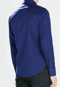 Chemise à manches longues bleu marine avec une coupe ajustée, texture lisse, poignets à boutons et ourlet arrondi, vue de dos.