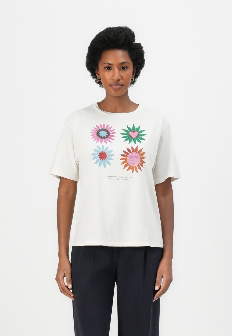 Cremfarbene T-Shirt mit kurzen Ärmeln, das ein farbenfrohes Blumenmotiv in Pink, Blau, Grün und Rot auf der Vorderseite zeigt. Lässige Passform.