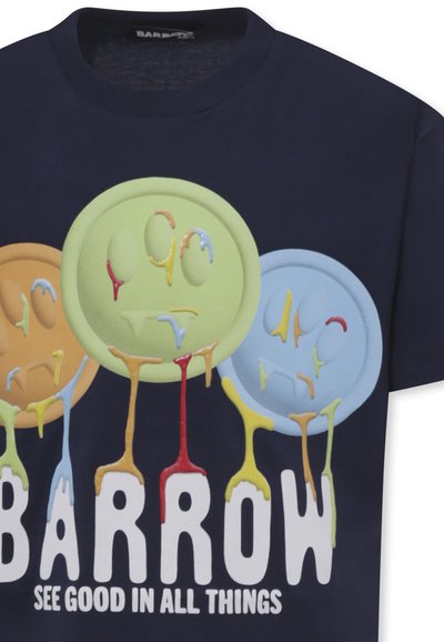 Navy t-shirt met drie kleurrijke, druipende smiley-gezichten in oranje, groen en blauw, met vetgedrukte witte tekst "BARROW ZIE GOED IN ALLE DINGEN."