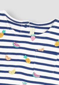 Stribet T-shirt med blå og hvide striber, prydet med broderede frugtmotiver: ananas, jordbær, vandmeloner og appelsiner.
