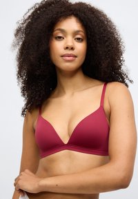 Μαρουλί μπραλέτα σε λείο ύφασμα με ρυθμιζόμενους ιμάντες. Διαθέτει βαθύ ντεκολτέ και χωρίς ραφές σχέδιο για άνεση.