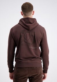 Braun mit Kapuze, Sweatshirt mit einer strukturierten Grafik auf dem Rücken, die den Markennamen 'Gabbiano' und Designelemente in dunkleren Farbtönen zeigt.