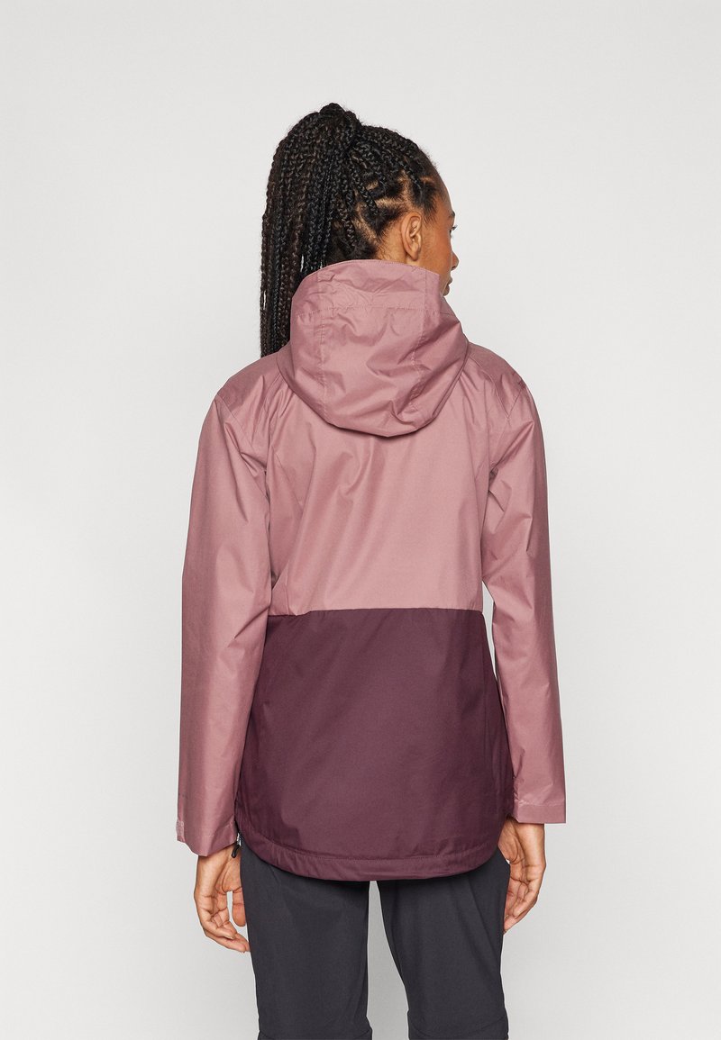 Veste imperméable bicolore mauve et bordeaux, dotée d'une capuche, de longues manches et d'une coupe décontractée pour le confort.