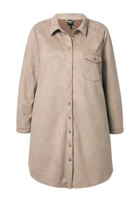 Beige Druckknopfhemd aus weichem Stoff, mit Kragen, langen Ärmeln, einer Brusttasche und abgerundetem Saum. Die Knöpfe sind braun.