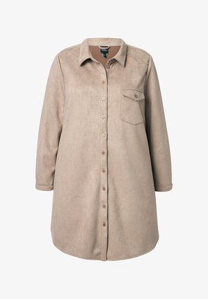 Beige overhemd met knopen, gemaakt van zacht stof, met een kraag, lange mouwen, een borstzak en een ronde zoom. De knopen zijn bruin.