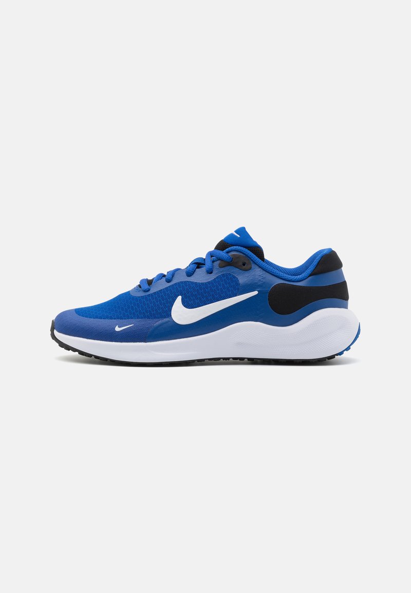Baskets de sport bleues en matériau en maille, avec le swoosh Nike blanc, des accents noirs, une forme arrondie et une semelle texturée pour l'adhérence.