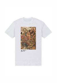 Hvid t-shirt med et farverigt japansk inspireret print af en muskuløs kriger, der kæmper mod en tiger, med Ashmolean Museum Oxford-logoet nedenfor.