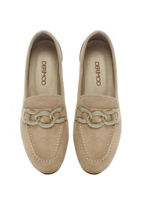 Mocassini in suede beige con un design cucito, hardware a catena sulla parte frontale e una fodera in pelle liscia. Sole piatto per il comfort.