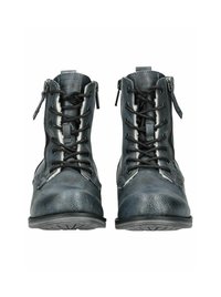 Męskie botki za kostkę w ciemnoniebieskiej skórze. Posiadają sznurowanie z przodu, boczne zamki błyskawiczne, teksturowaną powierzchnię oraz gumową podeszwę z bieżnikiem.