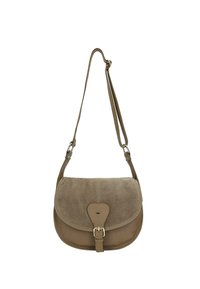 Hnědá semišová a kožená crossbody taška s kulatým tvarem, klopovým uzavřením a nastavitelním popruhem. Obsahuje detail přezky vpředu.