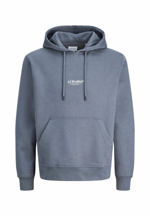 Sweat à capuche gris en tissu doux, avec une poche avant, une capuche à cordon de serrage, et un logo blanc "JJ Studios" sur la poitrine.
