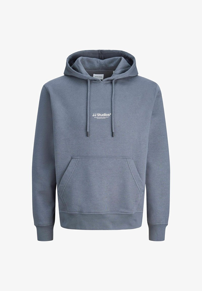 Sweat à capuche gris en tissu doux, avec une poche avant, une capuche à cordon de serrage, et un logo blanc "JJ Studios" sur la poitrine.