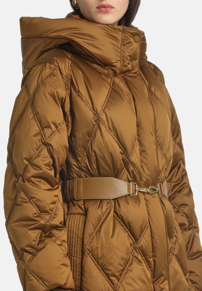 Hnědá péřová bunda s prošívaným designem, oversize kapucí a opaskem v pase, se lesklým povrchem a staženým vrškem pro teplo.