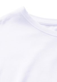 Weißes Baumwoll-T-Shirt mit glatter Textur, rundem Halsausschnitt und kurzen Ärmeln, zeigt eine gefaltete Kante und leichte Dehnbarkeit.
