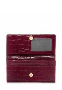 Burgundowa skórzana portmonetka o strukturze imitującej krokodyla, z przezroczystym oknem na identyfikator, złotymi akcentami i wieloma miejscami na karty.