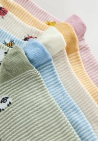 Kleurrijke, met patronen bedrukte sokken in diverse pasteltinten, met strepen en dierenmotieven. Zacht katoenen materiaal met een geribbelde structuur.