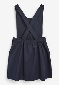 Donker marineblauwe jurk met gekruiste banden, geplooide taille en een uitlopende rok. Gemaakt van zachte stof met minimale stikdetails.