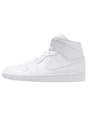 Białe skórzane trampki typu high-top z sznurowadłami, perforowanym noskiem, logo Nike po boku oraz wytłoczonym logo Air Jordan w pobliżu kołnierza przy kostce.