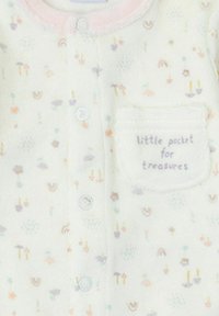 Body de algodón con patrones florales pastel y arcoíris, con un bolsillo blanco bordado con la frase "pequeño bolsillo para tesoros".