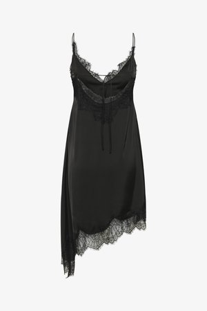 Melna satīna kleita ar regulējamām lencēm, mežģīņu apdare pie kakla izgriezuma un apakšmalas, un asimetrisks dizains plūstošam siluetam.