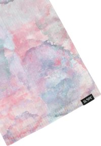 Flerfärgad tyg med mjuka, akvarellinspirerade mönster i nyanser av rosa, blått och lila. Inkluderar en liten svart etikett med texten "SLOPE."