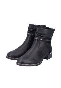 Bottines noires à talons blocs bas, poignets en cuir plissés, détail de boucle métallique et couture visible le long des bords de la semelle.