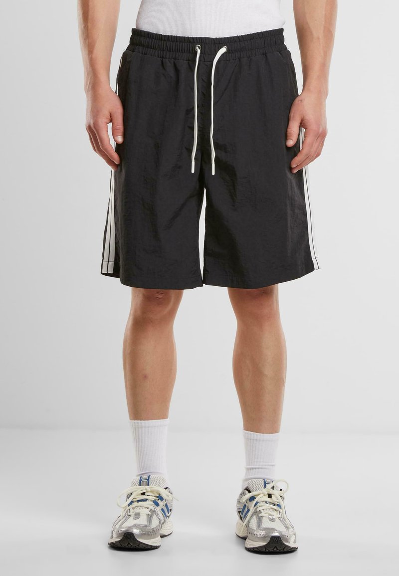 Urban Classics - WITH PATCHED STRIPE - Plavecké šortky - black, Zväčšiť