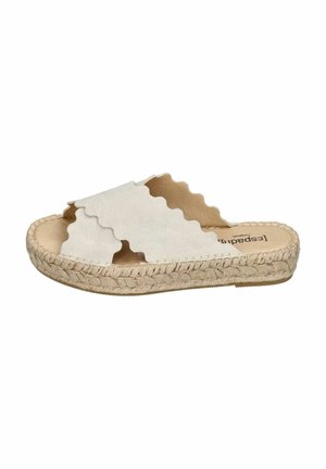 Weiße Wildleder-Slide-Sandalen mit gewellten Riemen, ausgestattet mit einer gewebten Jutesohle und einem beigen Innenfutter. Flaches Design ohne sichtbare Beschläge.