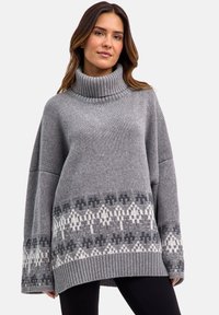 Maglione a collo alto grigio con vestibilità ampia, trama a coste e motivi decorativi bianchi e grigio scuro sull'orlo. Maniche lunghe e design oversize.