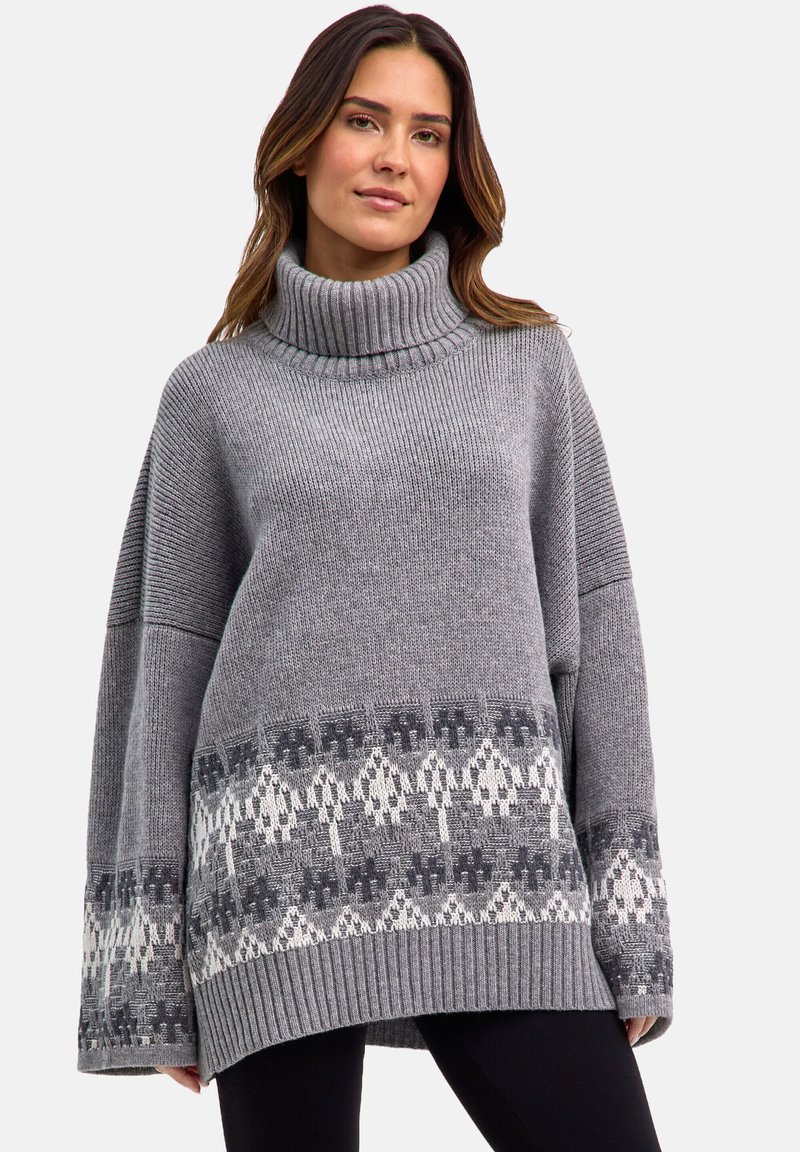 Maglione a collo alto grigio con vestibilità ampia, trama a coste e motivi decorativi bianchi e grigio scuro sull'orlo. Maniche lunghe e design oversize.