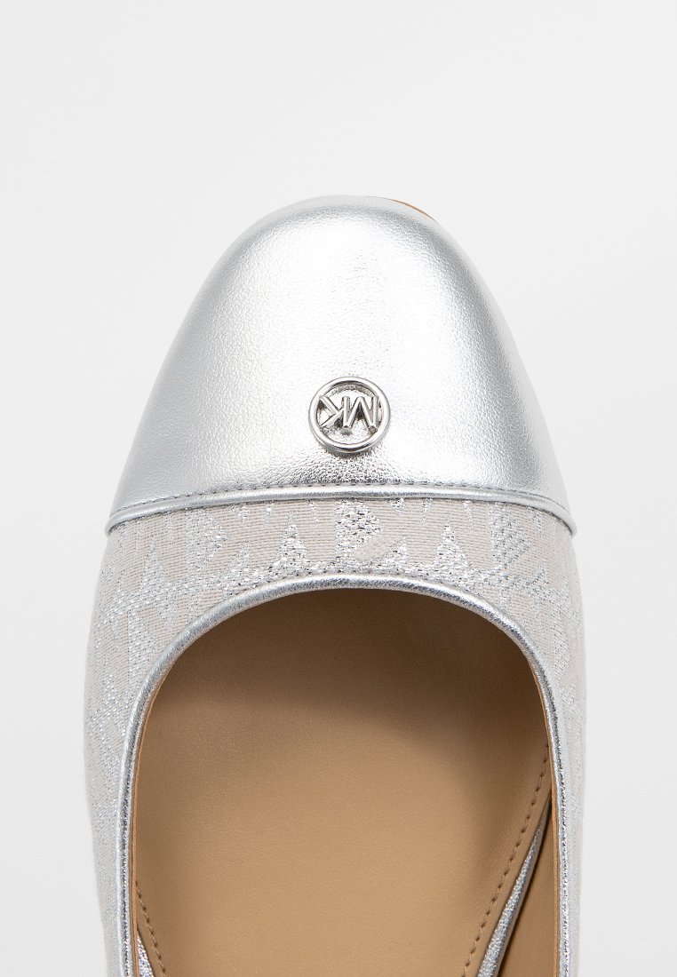 Chaussure plate argentée avec un bout en métal, tissu à motif de dentelle et détail du logo à l'avant. Texture lisse et forme ronde.