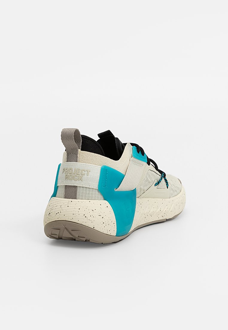 Zapatilla deportiva gris y turquesa con parte superior texturizada, cordones negros y suela moteada. Cuenta con un detalle de marca en el talón y un diseño de ajuste seguro.