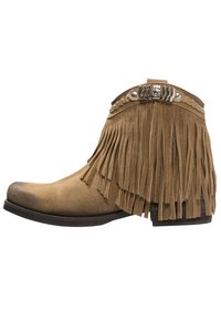 Beżowe zamszowe botki za kostkę z przeszyciami, dekoracyjnymi metalowymi akcentami, zaokrąglonym noskiem oraz niskim, złożonym obcasem. Miękka tekstura i swobodny design.