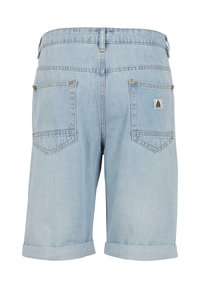 Lysblå denimshorts med foldet kant, der har to baglommer, et lille logo-patch og et klassisk lige snit.