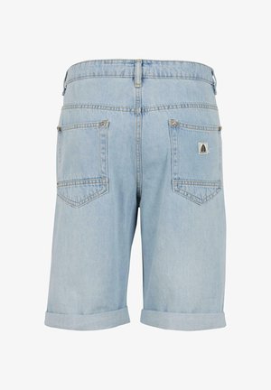 Világoskék farmer rövidnadrág hajtott szegéllyel, két hátsó zsebbel, egy kis logó felirattal és klasszikus egyenes fazonnal.