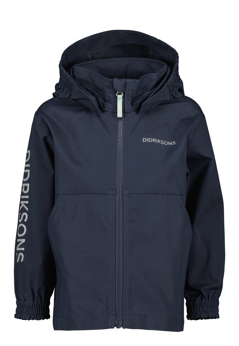 Tumši zila ūdensnecaurlaidīga jaka ar kapuci, priekšējo rāvējslēdzēju, elastīgām aprocēm un uz piedurknes izdruku ar zīmola nosaukumu "Didriksons".
