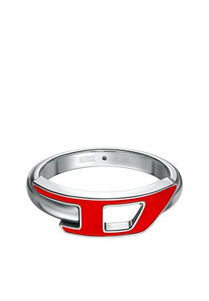 Silberner Stahlring mit einem markanten roten Emaille-"D"-Design und der Gravur "DIESEL STEEL" auf der Innenseite des Rings.